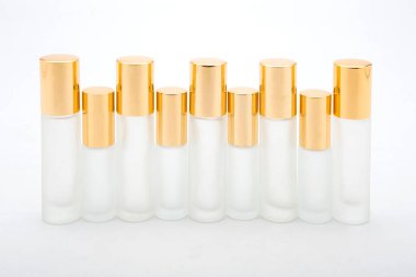 Beyaz arkaplanda izole edilmiş şişe