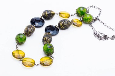 Çok renkli taş kolye.