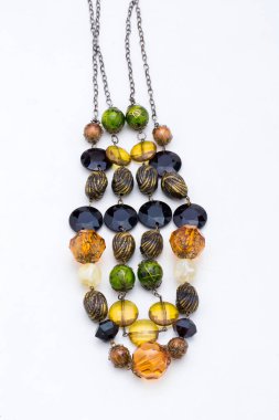 Çok renkli taş kolye.