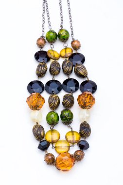 Çok renkli taş kolye.