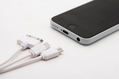 farklı usb şarj fişleri beyaz zemin üzerine