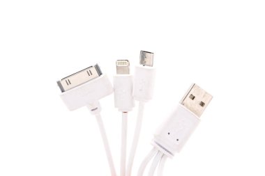 farklı usb şarj fişleri beyaz zemin üzerine