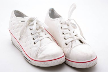 Beyaz arka plan üzerinde yeni beyaz ayakkabı