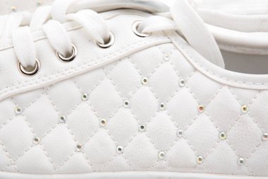 Beyaz arka plan üzerinde yeni beyaz ayakkabı