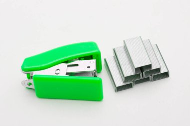 Beyaz arka planda sarı çizgileri olan zımba teli..