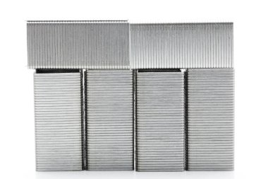 Zımba yığını beyaz arkaplanda izole edilmiş