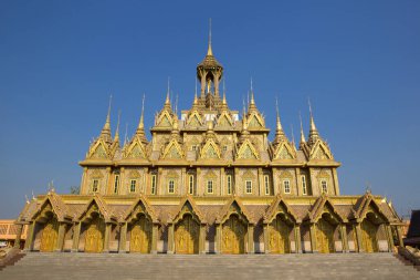 Golden pagoda wat tha mavi gökyüzüne karşı söylenen uthai thani, Tayland