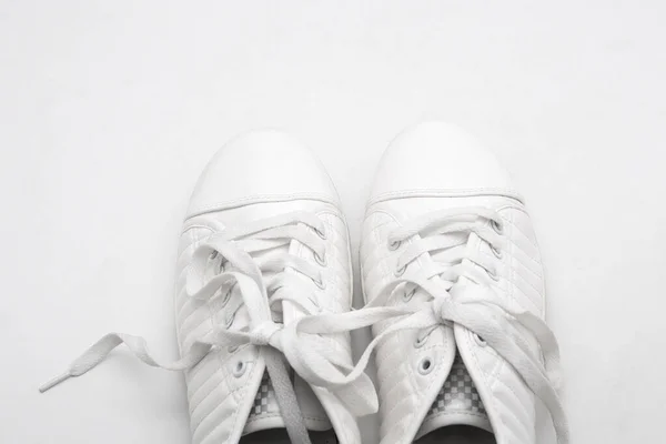 Ζευγάρι Νέα Λευκά Αθλητικά Παπούτσια Άσπρο Φόντο — Φωτογραφία Αρχείου
