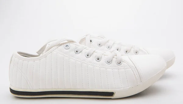 Ζευγάρι Νέα Λευκά Αθλητικά Παπούτσια Άσπρο Φόντο — Φωτογραφία Αρχείου