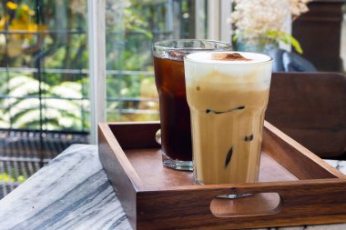 The coffee mugs served are placed on the table in the shop.