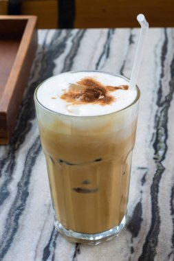 The coffee mugs served are placed on the table in the shop.