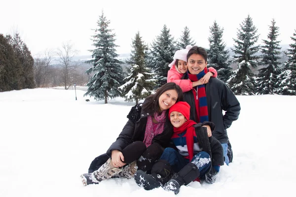 Família indiana oriental brincando na neve — Fotografia de Stock