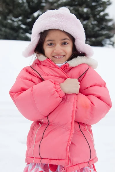 Ευτυχισμένος κορίτσι Ανατολή Ινδός, παίζοντας στο χιόνι — Φωτογραφία Αρχείου