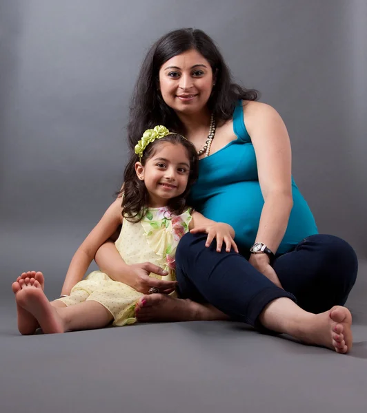 Zwangere Indische vrouw met haar dochter — Stockfoto