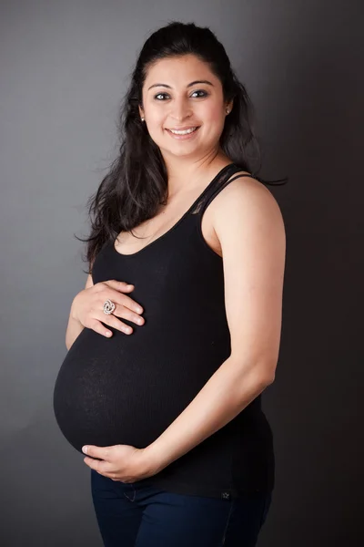 Zwangere Indische vrouw — Stockfoto