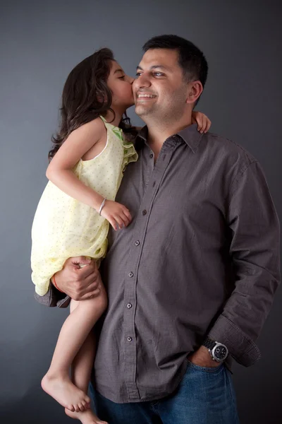 Uma menina indiana oriental beija seu pai — Fotografia de Stock