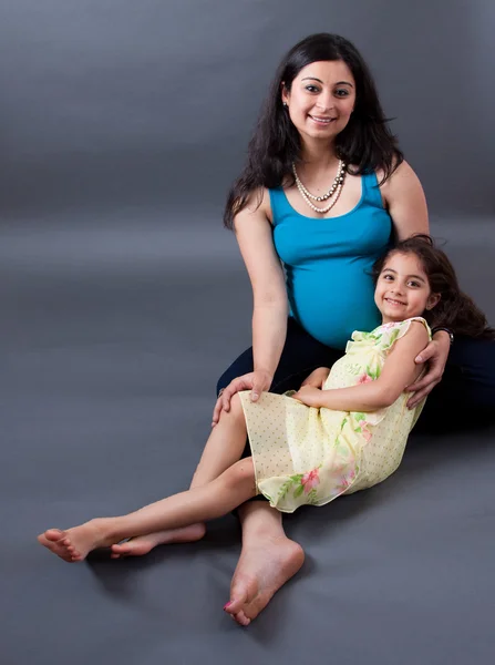 Těhotná východní indické žena s dcerou — Stock fotografie