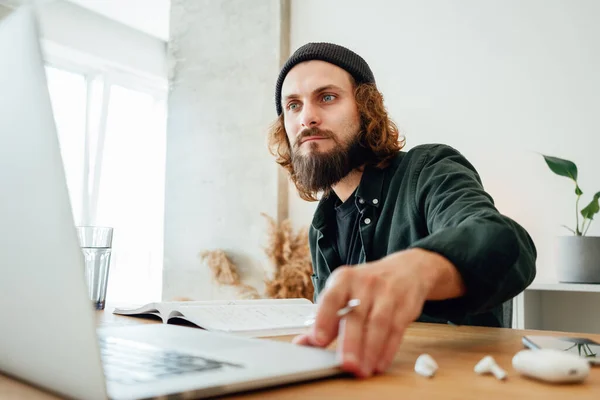 Lagde Studentstudier Nettet Ved Hjelp Laptop Ung Mann Gjør Lekser stockfoto