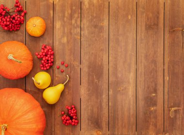 Ahşap arka planda farklı türde balkabağı. Metnin için boşluk kopyala