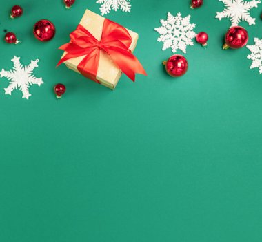 Yeni yıl hediyesi, süslemesi, kar taneleri, balosu olan kare Noel arkaplanı.