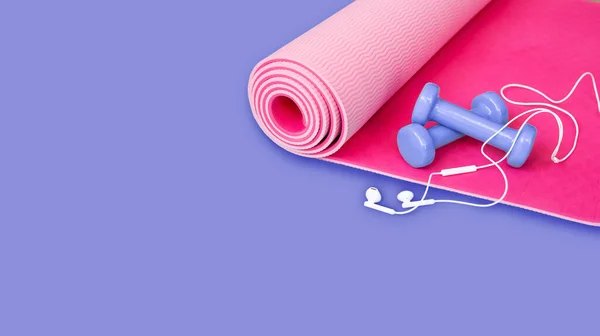 Moda renklerinde spor geçmişi. Kadın fitness ve yoga ekipmanlarıyla çok moda.