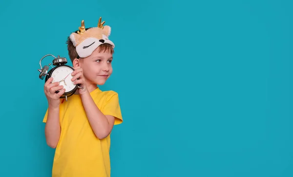 Baner with a boy in a yellow t-shirt with an alarm clock on a blue background — Stock Fotó