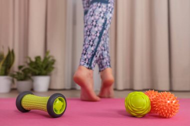 Miyofasyal ayak masajı için ekipman, arka planda kızların ayakları.