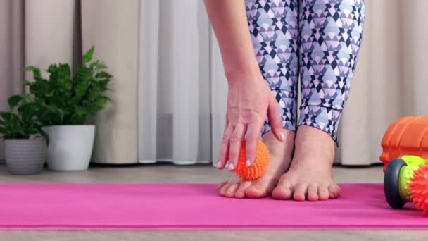 Mulher em casa massagear-se com uma bola espinhosa para relaxar — Vídeo de Stock