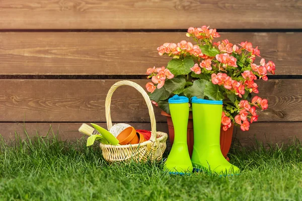 Bahar bayrağı, kopyalama macunu, çiçek açan tahta arka planda lastik botlar.