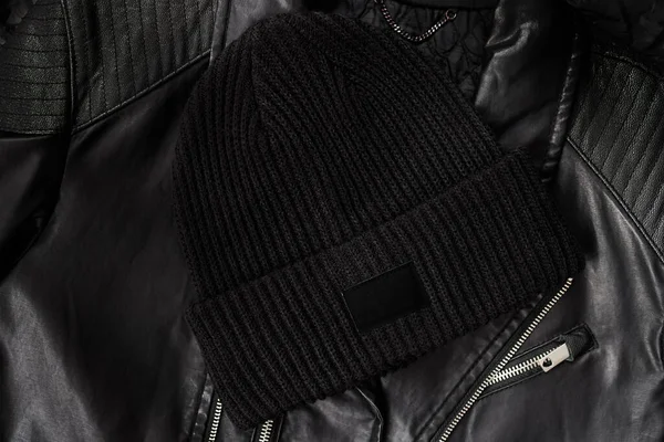 Hermosa gorra de lana de punto negro de moda en chaqueta negra para el diseño, Mock-up — Foto de Stock