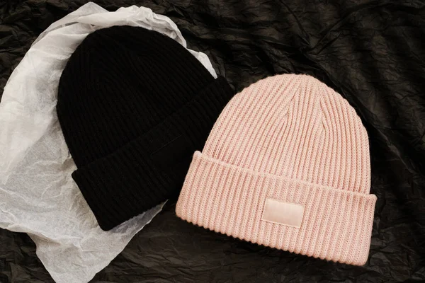 Conjunto de dois bonitos boné de lã de malha preto e rosa, mocap, logotipo closeup. — Fotografia de Stock