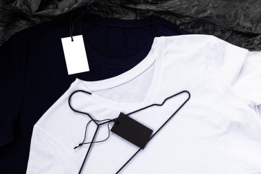 Beyaz ve mavi pamuklu tişört modeli, siyah arka planda. Etiketle kapat