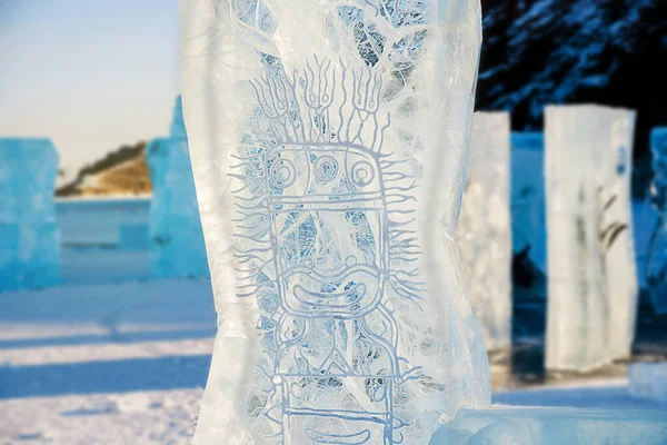 Eisskulpturenfestival am Baikalsee. Großer Block aus reinem Eis aus nächster Nähe — Stockfoto