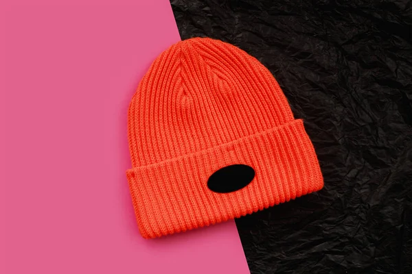 Hermoso sombrero de punto naranja con etiqueta, maqueta. Fondo brillante contrastante — Foto de Stock