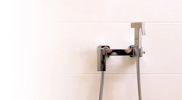 Casa cromo ducha bidet para baño inodoro, moderno estilo apartamento, primer plano — Foto de Stock