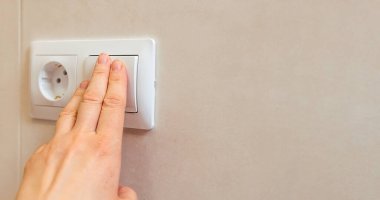 Bir kadının eli bir apartmanın ışık düğmesine basar, kopyala yapıştır