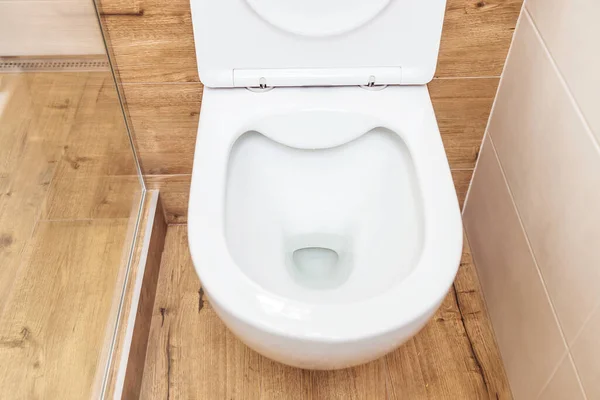Schone toiletpot met open deksel in toilet, hygiëne concept. Uitzicht van bovenaf. — Stockfoto