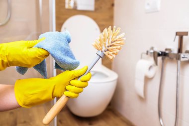 Yakın plan, eldiven ve banyonun hijyenik temizliği için gerekli malzemeler.