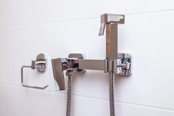 Casa cromo higiénico cuarto de baño ducha, moderno estilo apartamento, primer plano — Foto de Stock
