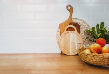 Masada mutfak gereçleri, yemek pişirme arka planı, ev yemeği konsepti.