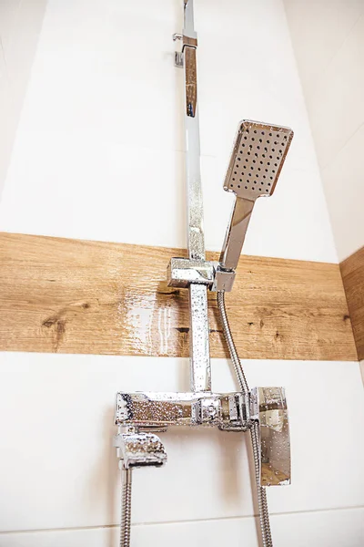 Cabezal de ducha con fondo de pared en baño moderno, foto vertical — Foto de Stock