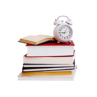 Yakın plan, kitap yığını ve alarm saati, beyaz arkaplanda izole edilmiş nesne