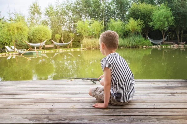 Molo Vicino Lago Una Giornata Sole Ragazzo Siede Pescare Bambino — Foto Stock