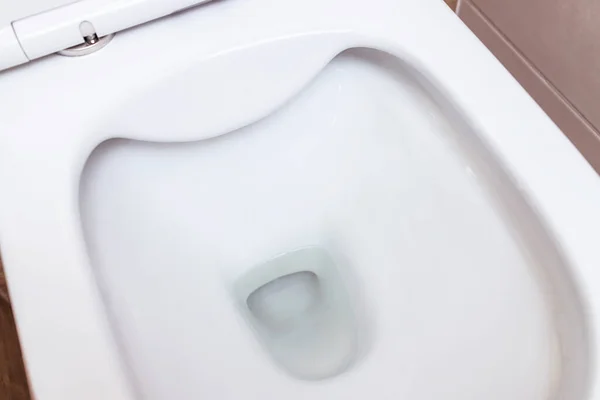 Καθαρό Λευκό Κεραμικό Μπολ Τουαλέτας Στο Μπάνιο Τουαλέτα Ανοιχτή Τουαλέτα — Φωτογραφία Αρχείου