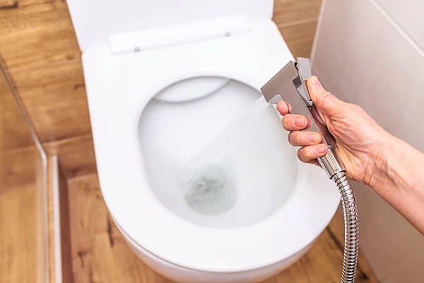 Primer Plano Cromo Ducha Higiénica Por Encima Del Inodoro Baño — Foto de Stock