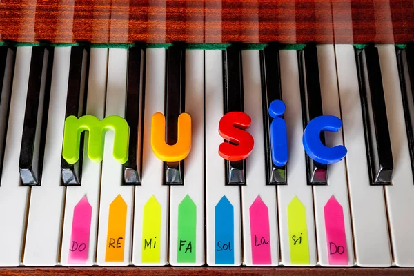 Primer Plano Palabra Música Presenta Piano Hecho Letras Plástico Colores — Foto de Stock