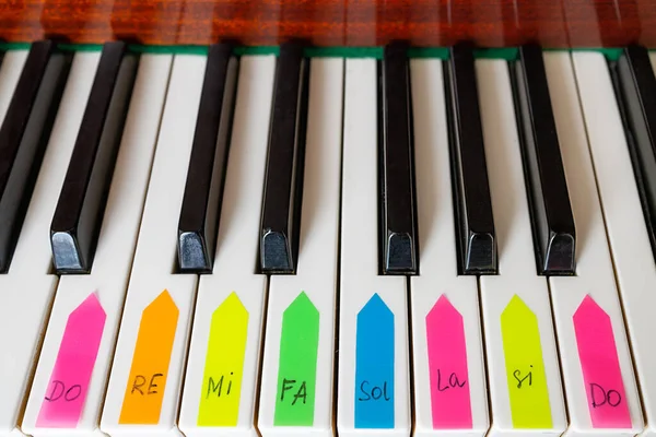 Primo Piano Adesivi Colorati Con Designazione Delle Note Sono Incollati — Foto Stock