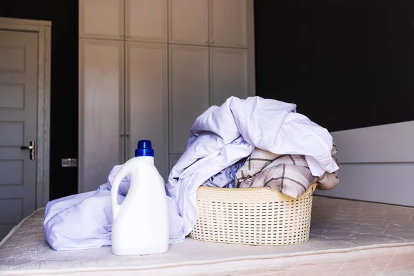 クローズアップ 洗濯や漂白ベッドリネンのための洗剤の液体とモックアップ白い大きなボトル シーツや毛布などのケアと洗浄のための製品の概念 — ストック写真