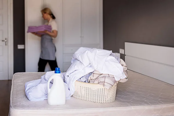 Yakın Plan Beyaz Çamaşırları Yıkamak Için Sıvı Deterjan Içeren Beyaz — Stok fotoğraf