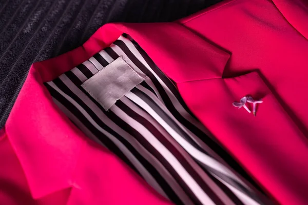 Chaqueta Rosa Brillante Con Una Etiqueta Vacía Mockup Para Logotipo — Foto de Stock